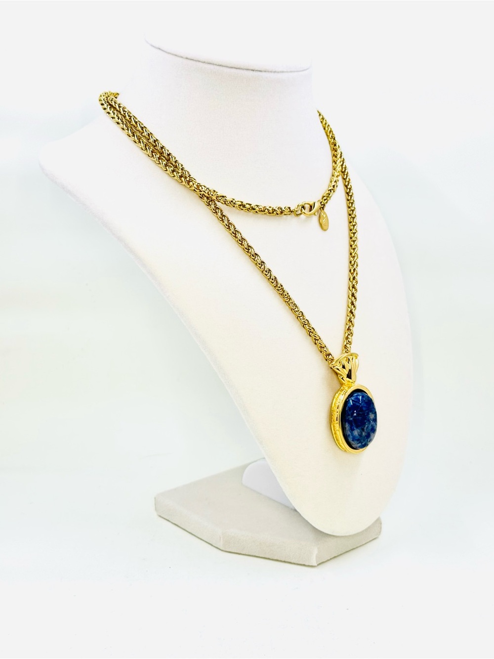 Kenneth Jay Lane KJL Gold Tone Byzantine Chain W/Blue Scarab Egyptian Pendant - Picture 2 of 4